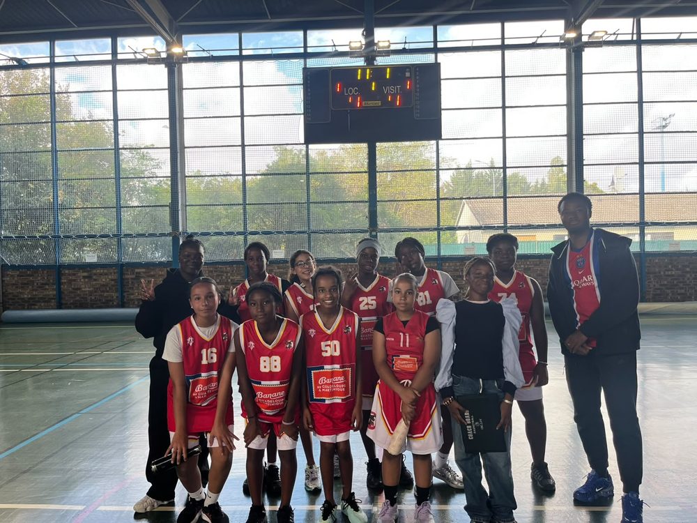 L'équipe U13 girls et son coach dans le gymnase